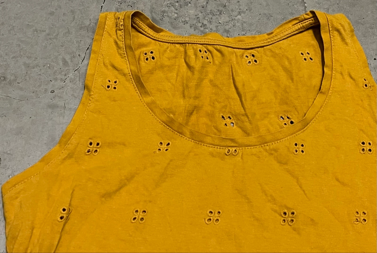 Camiseta naranja con calados  – photo 8